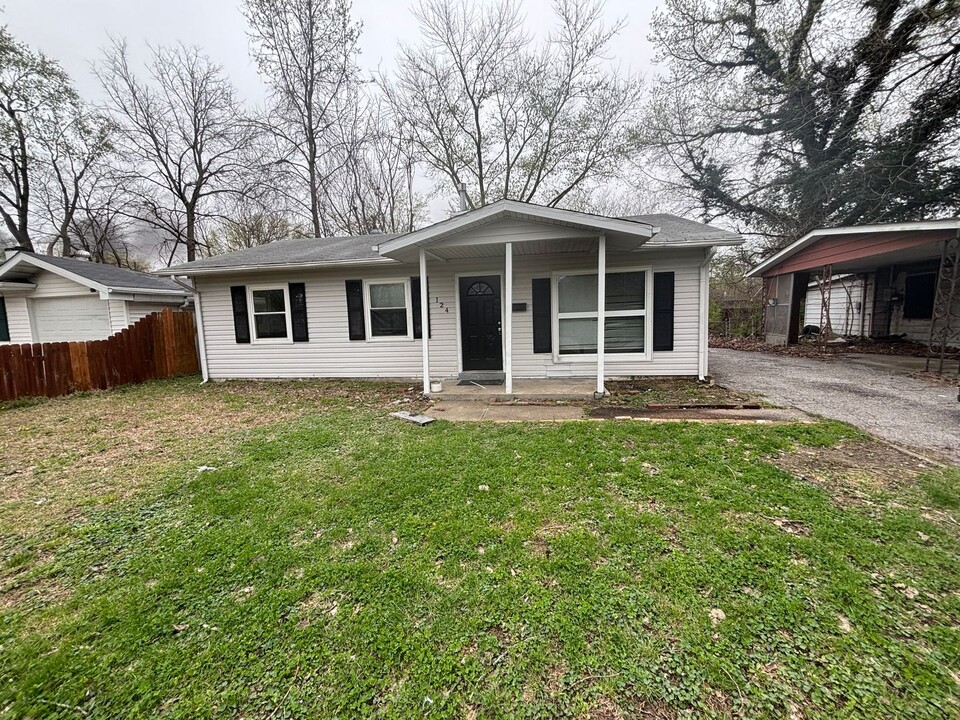 124 St James Ln in Sauget, IL - Building Photo