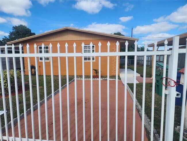 4447 NW 169th Terrace in Miami Gardens, FL - Building Photo - Building Photo