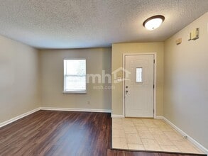 24 Winterwood Dr in Greenwood, IN - Foto de edificio - Building Photo