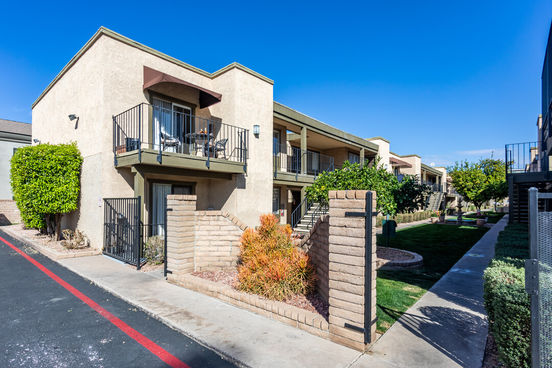 Cantera Fountains in Phoenix, AZ - Building Photo