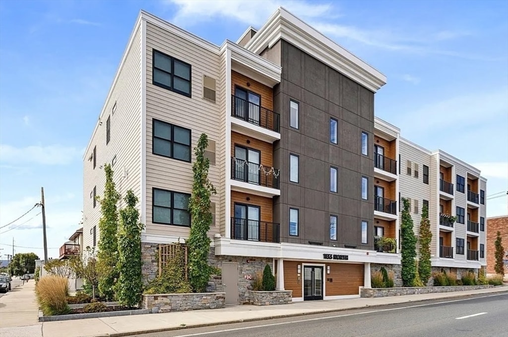 1133 N Shore Rd in Revere, MA - Building Photo