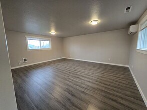 2583 W Bradford Ct in Roseburg, OR - Building Photo - Building Photo