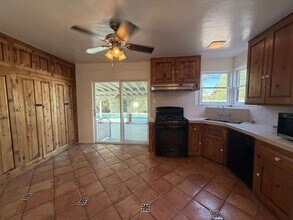 Charming 3BD Pool Home in Van Nuys | 2-Car Garage + Washer/Dryer + Central A/C, Unit 302 in Los Angeles, CA - Foto de edificio - Building Photo