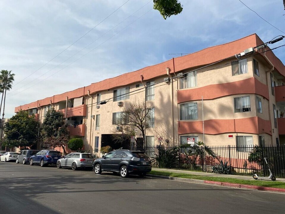 1815 Serrano Ave in Los Angeles, CA - Building Photo