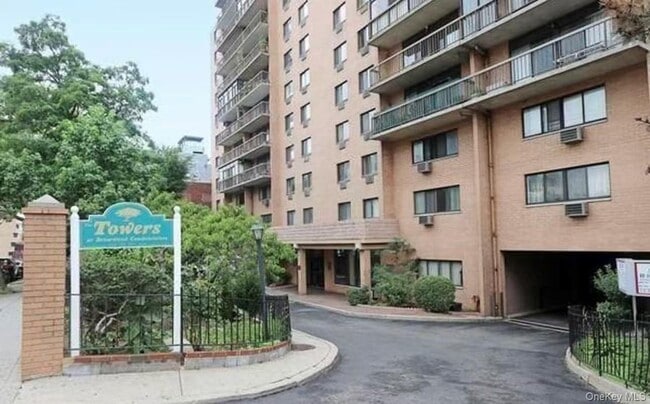 136-75 37th Ave in New York, NY - Building Photo - Building Photo