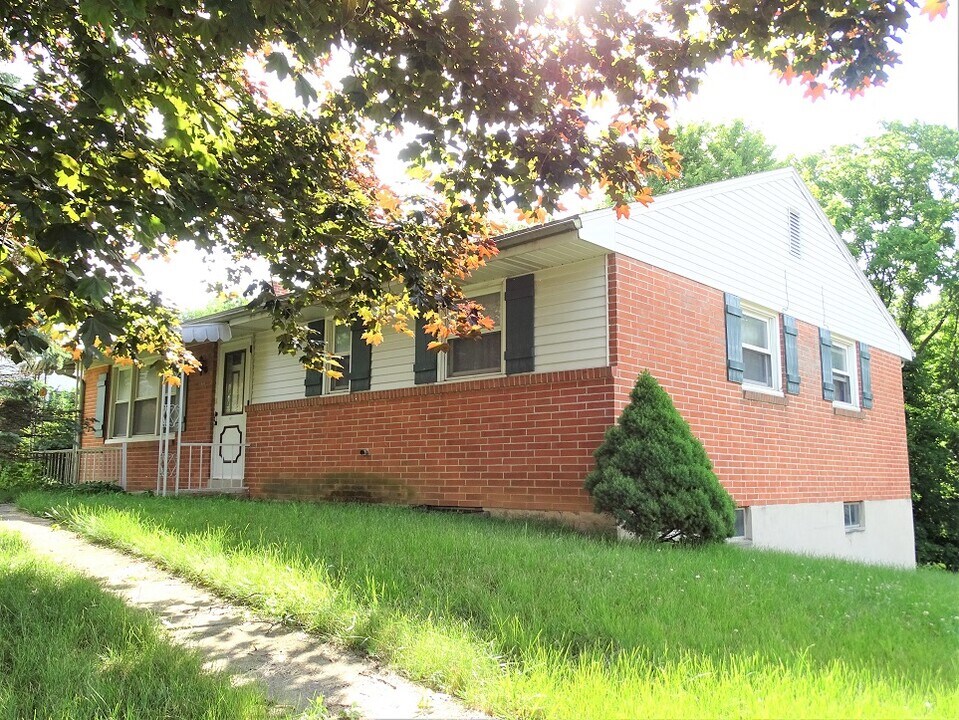 437 S 9th St in Akron, PA - Foto de edificio