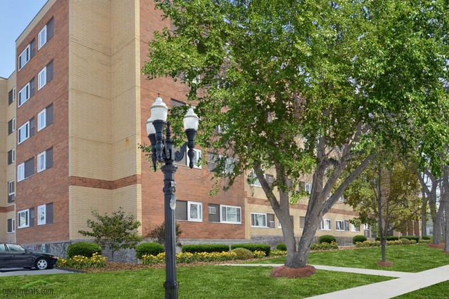 Town Square Apartments in East Grand Forks, MN - Building Photo - Building Photo