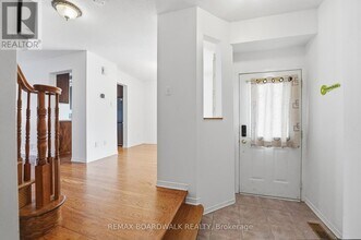 102 Deerfox Dr in Ottawa, ON - Building Photo - Building Photo