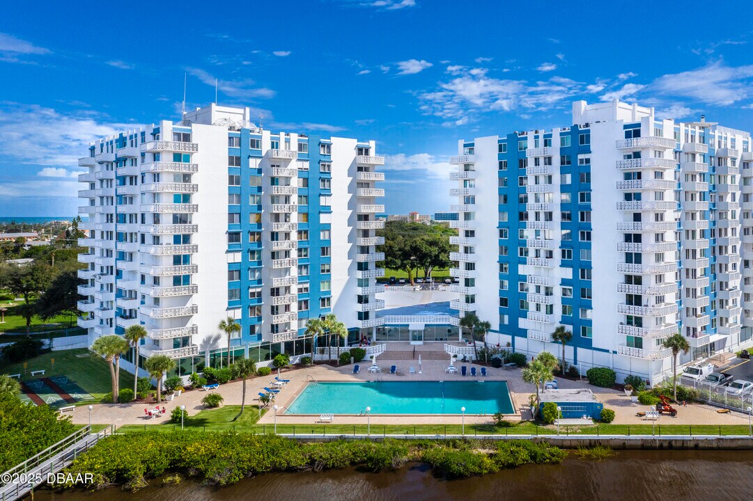 935 N Halifax Ave in Daytona Beach, FL - Building Photo
