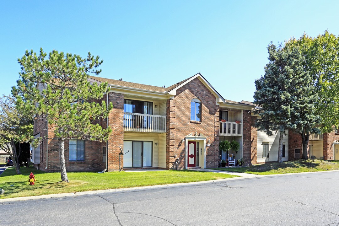 Greenwoods Apartments in Farmington Hills, MI - Building Photo