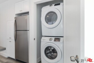 2303 W 30th St in Los Angeles, CA - Building Photo - Building Photo