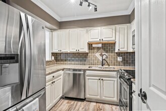 500 Lake Marina Dr in New Orleans, LA - Building Photo - Building Photo