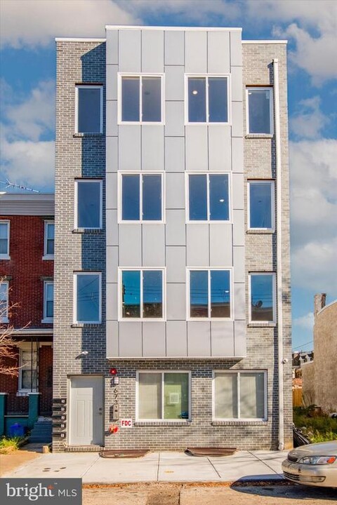 673 N Preston St in Philadelphia, PA - Building Photo