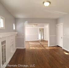 8258 S Langley Ave in Chicago, IL - Foto de edificio - Building Photo