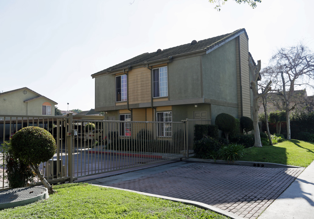 Queens Gate Apartments in Paramount, CA - Building Photo