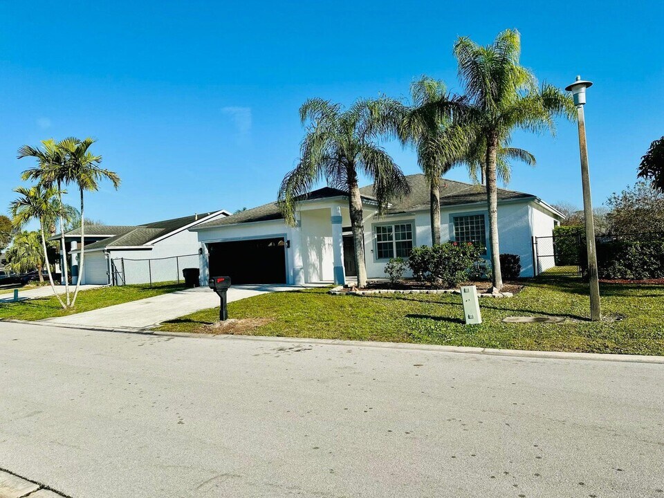 1196 Hatteras Cir in Greenacres, FL - Building Photo