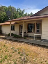 480 Crystal Springs Rd in Grants Pass, OR - Building Photo - Building Photo