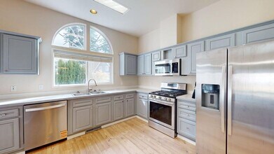 1616 Penn Cove Rd in Oak Harbor, WA - Building Photo - Building Photo