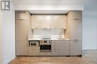 10 Honeycrisp Cres in Vaughan, ON - Building Photo - Building Photo