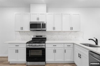 51 E Main St, Unit 210 in Bergenfield, NJ - Foto de edificio - Building Photo