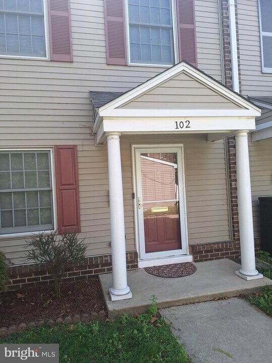 102 Royal Ct Ln in Camden, NJ - Building Photo
