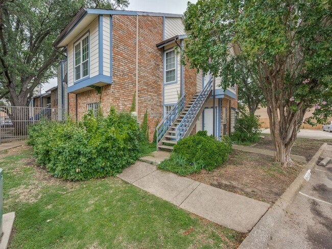 1603 Marsh Ln, Unit 308 in Carrollton, TX - Building Photo - Building Photo
