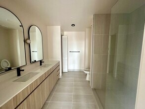 452 NE 39th St, Unit B1 in Miami, FL - Foto de edificio - Building Photo