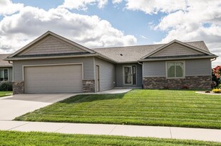 4626 35 St NW in Rochester, MN - Building Photo