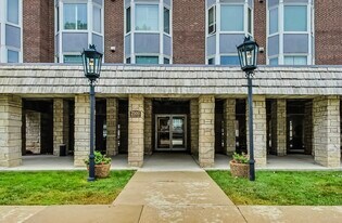 2500 Windsor Mall, Unit 1m in Park Ridge, IL - Building Photo