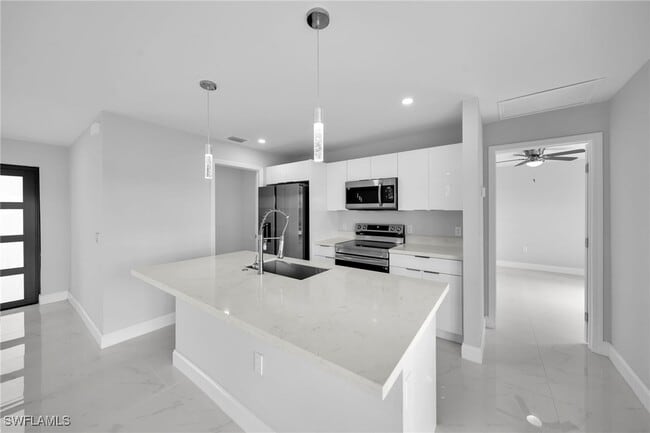 204 NW 22nd Pl in Cape Coral, FL - Building Photo - Building Photo