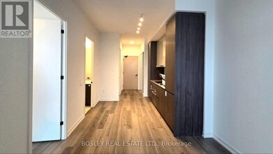 8 Interchange Wy in Vaughan, ON - Building Photo - Building Photo