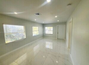 49 SW 14th St, Unit F in Dania Beach, FL - Building Photo - Building Photo