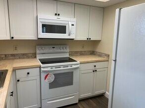 1542 SE Royal Green Cir in Port St. Lucie, FL - Building Photo - Building Photo