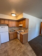 613 SW 9th St in Redmond, OR - Building Photo - Building Photo