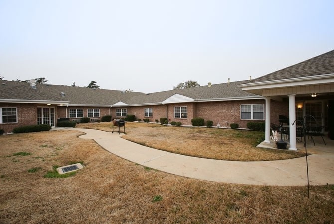 Broadmoor Place in Bryan, TX - Building Photo