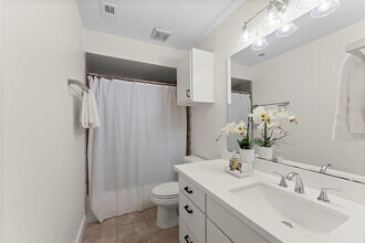 8666 Meadowcroft Dr in Houston, TX - Building Photo - Building Photo