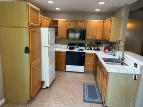 9110 Sonoma Way in Bakersfield, CA - Foto de edificio - Building Photo