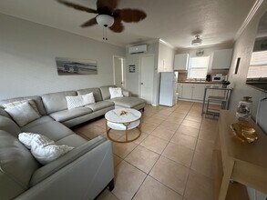 311 Liberty St, Unit 8 in Hollywood, FL - Building Photo - Building Photo