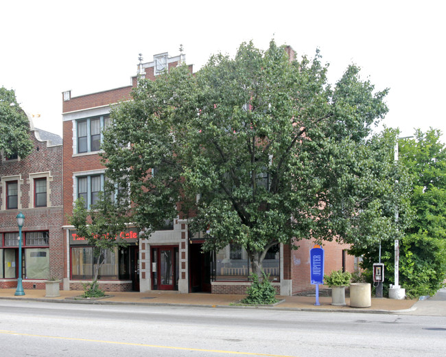 6221-6223 Delmar Blvd in St. Louis, MO - Building Photo - Building Photo