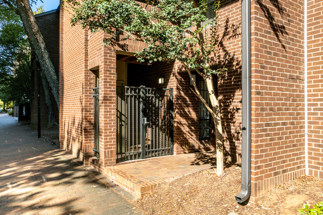 Davidson Square Apartments in Charlotte, NC - Building Photo - Building Photo