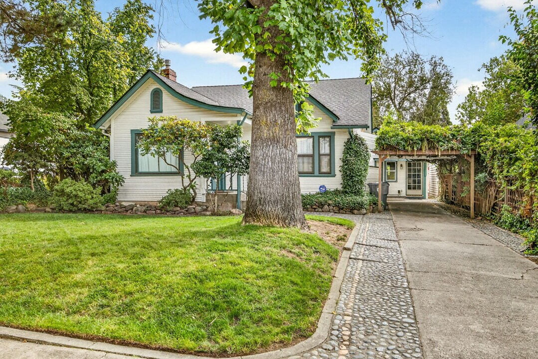 1306 Reddy Ave in Medford, OR - Building Photo