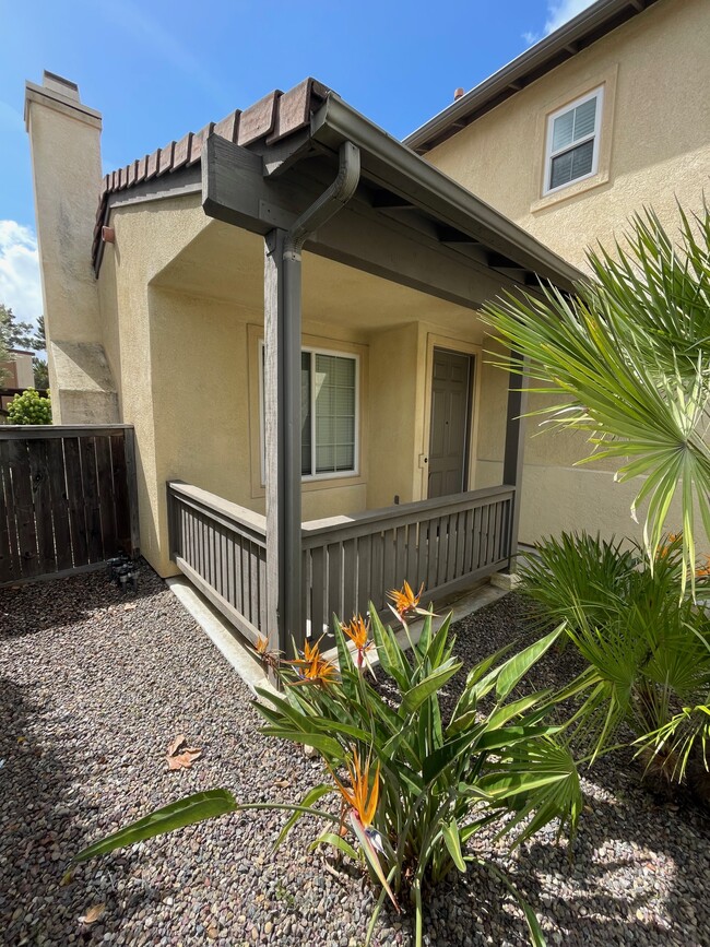 1030 Crystal Springs Pl in Escondido, CA - Foto de edificio - Building Photo