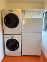 1722 Redcliff St in Los Angeles, CA - Foto de edificio - Building Photo