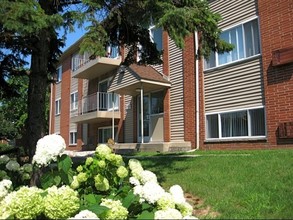 University Green Apartments & Townhomes in Ypsilanti, MI - Building Photo - Building Photo