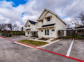 2002 W 2nd St in Taylor, TX - Building Photo - Building Photo