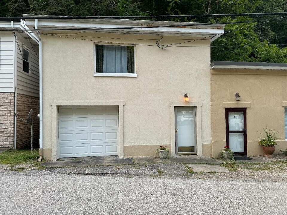 889 S Park Rd in Charleston, WV - Building Photo
