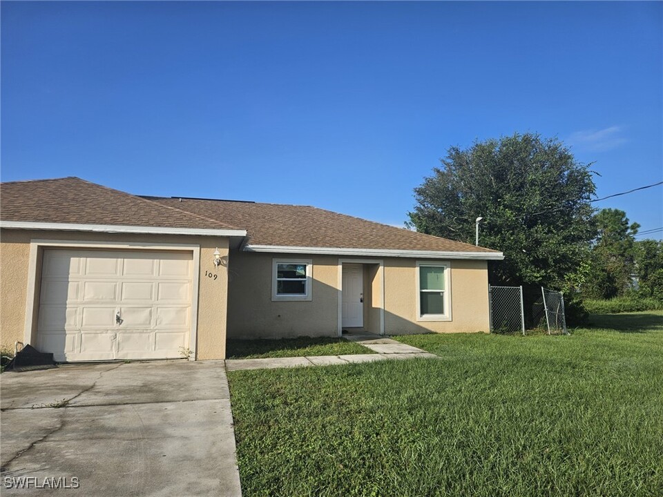 109 Pine Ln in Lehigh Acres, FL - Foto de edificio