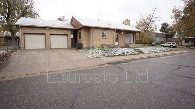 3800 S Acoma St in Englewood, CO - Foto de edificio - Building Photo