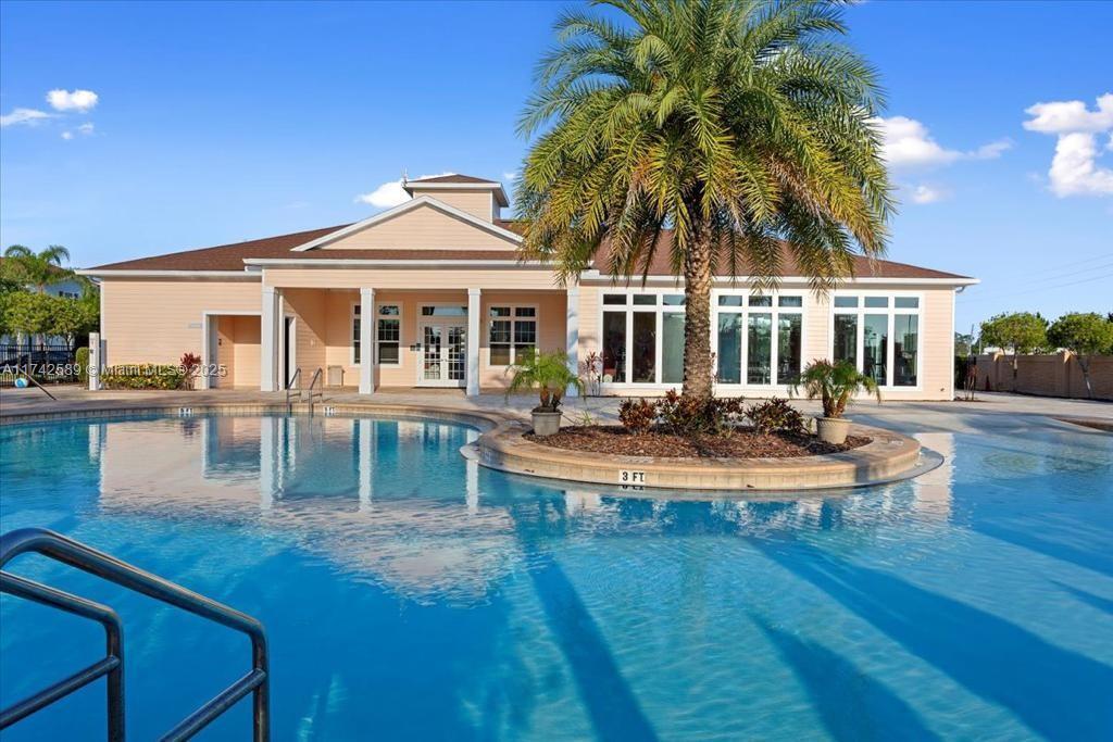 8981 Shine Dr in Kissimmee, FL - Foto de edificio
