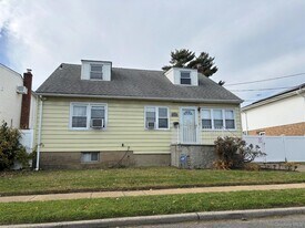 308 Lucille Ave in Franklin Square, NY - Building Photo